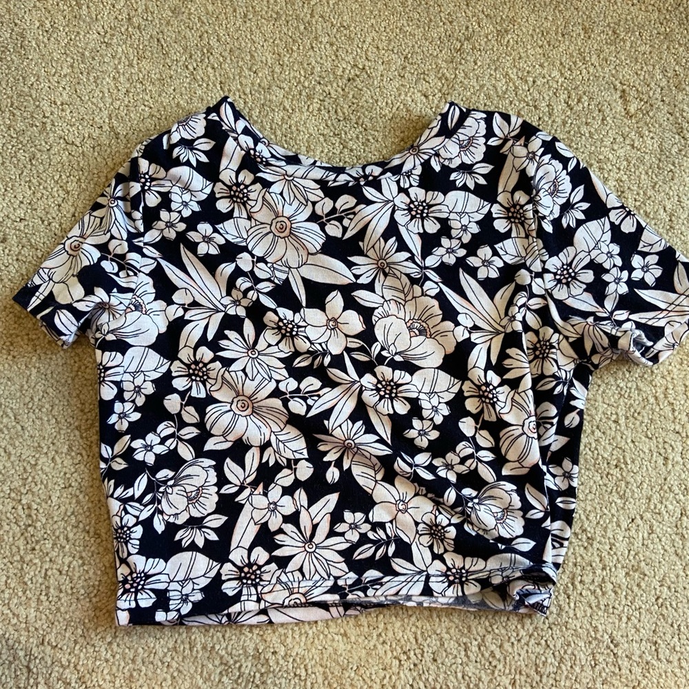 Women’s Forever 21 Short Sleeved Cropped Shirt